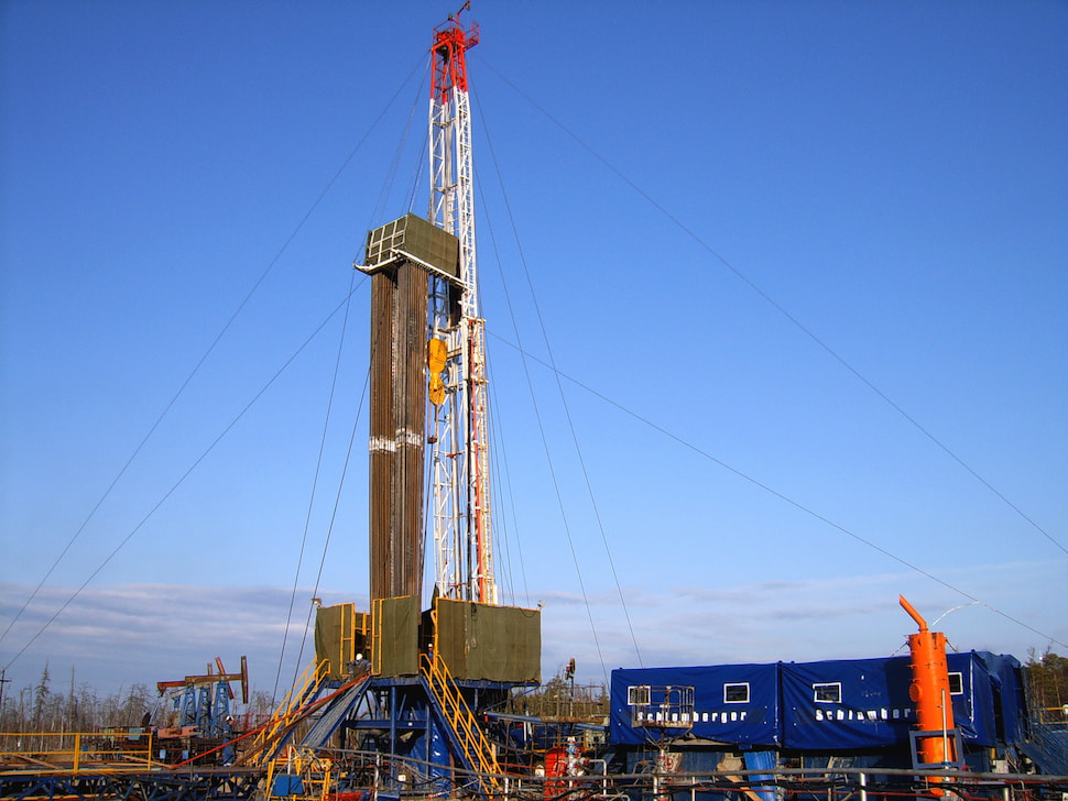 What is the hoisting system in oil drilling?