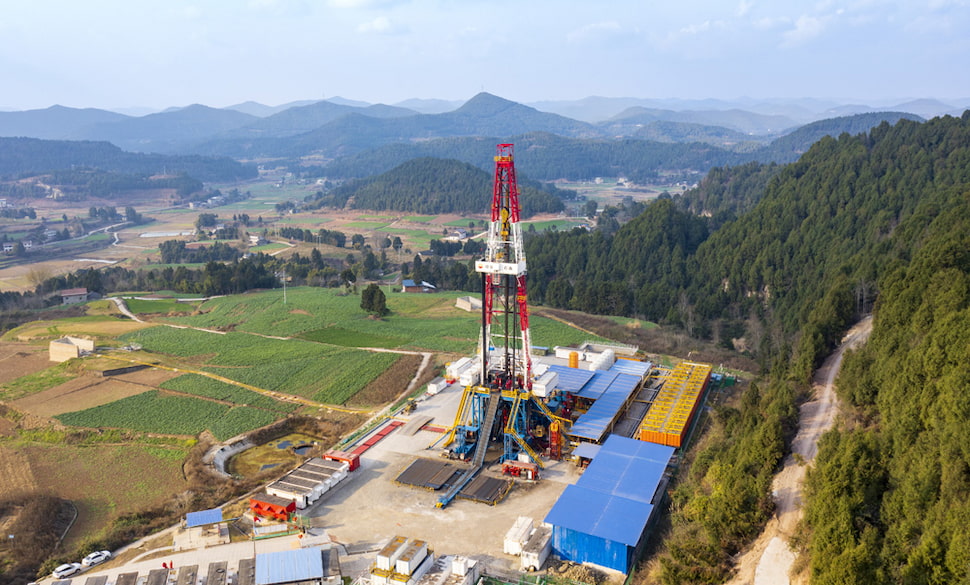 What is a vertical well in oil and gas drilling?