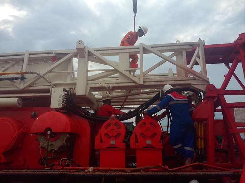 What is the hoisting system of a drilling rig?